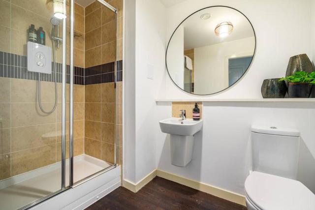 Bright, modern 2 bedroom house with free parking!