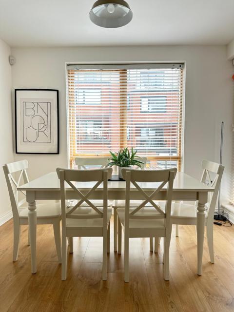 Spacious 4BR 4BA gated townhouse with balconies, Central JQ