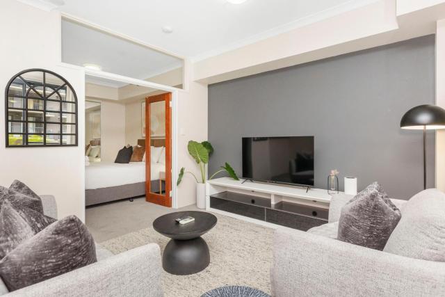 Executive Elegance Stylish 1BR Suite on Hay St