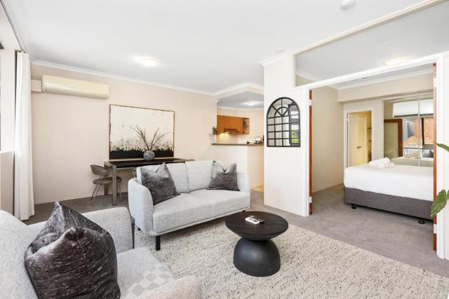 Executive Elegance Stylish 1BR Suite on Hay St