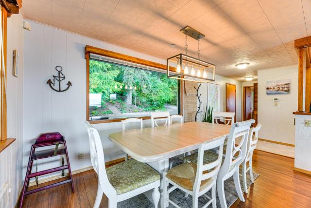 Beachfront Anderson Island Escape: Rainier Views!