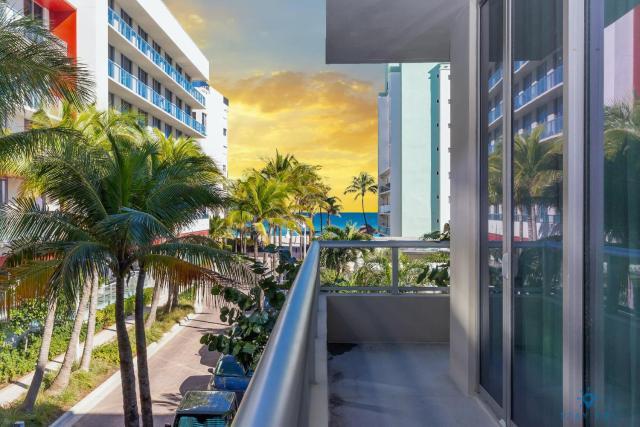 Balcony - Hollywood Beach Broad-walk - Rooftop Pool