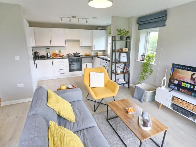 Sunny Apartment - 8 Mins Drive to Coop Arena - Pass the Keys