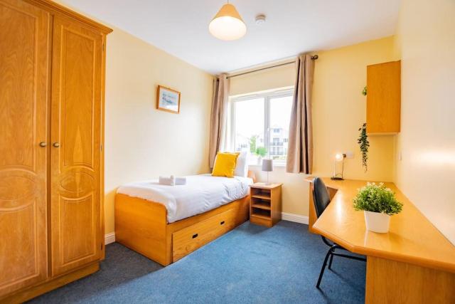 3 Bedroom Apartment with WiFi & Kitchen Galway