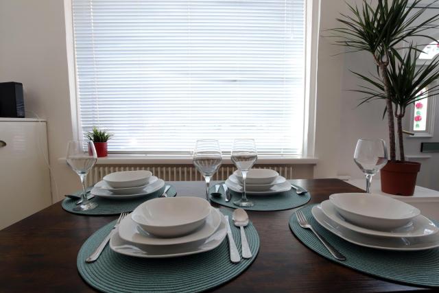 2-Bedroom House, Free Parking, High Speed Wi-Fi, Swinton Manchester