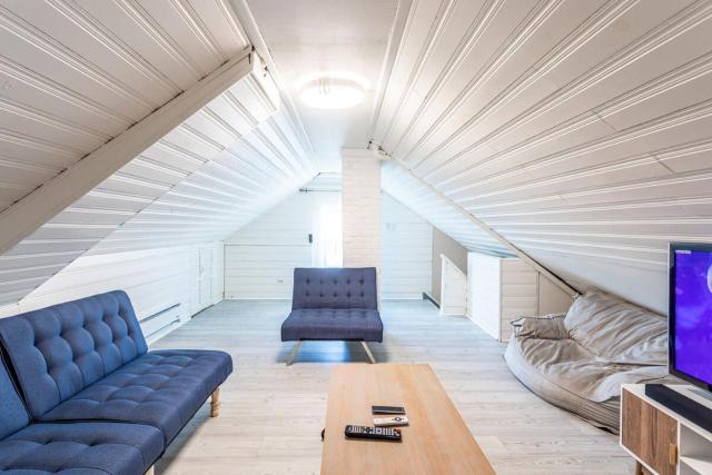 The B&W Haven 3BR private office by LI Ferry
