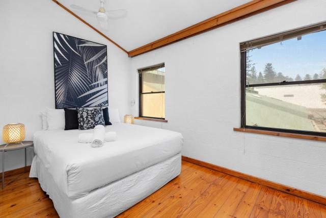 10 Cottesloe - steps from beach - sleeps 3-WIFI