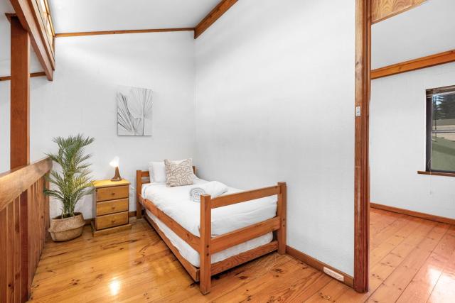 10 Cottesloe - steps from beach - sleeps 3-WIFI