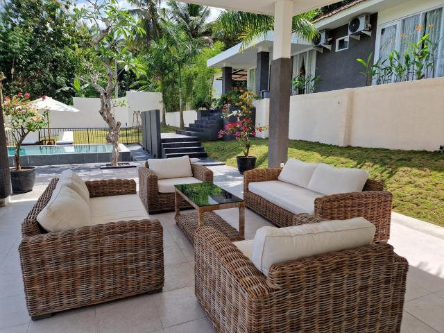 Villa Norwegia - pool with panorama rice field view