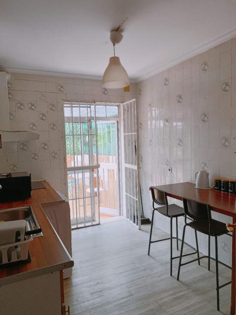 8 mins walk to Train Station Low Cost Youth Hostel