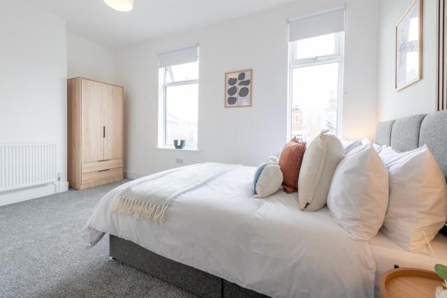 Modern Salford 3 Bedroom House, 3 Bathroom, Easy Manchester Access, Ideal for Contractors & Long Stays - NordStay