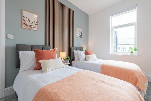 Modern Salford 3 Bedroom House, 3 Bathroom, Easy Manchester Access, Ideal for Contractors & Long Stays - NordStay
