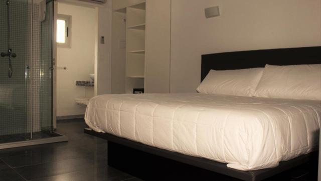 Undarius Hotel (exclusively gay men)