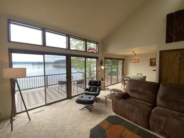 PNW MCM 155ft Private Waterfront Gem on Raft Island with Hot Tub