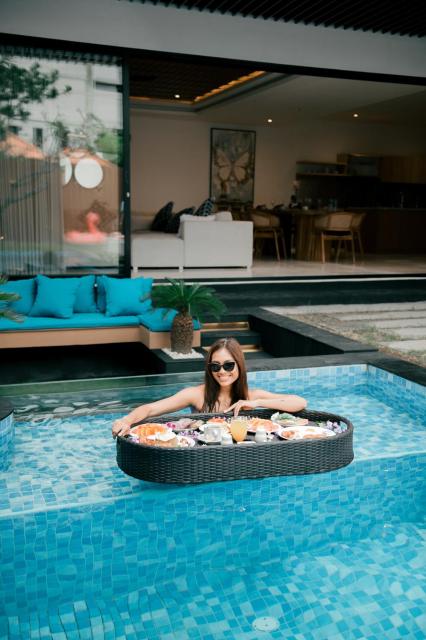 Seminyak vila 4 Bedroom with private pool near Beach Lafavela