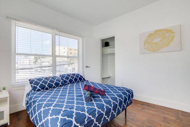 13th Street, 2 Bedroom by Deco 305- Walk to Beach