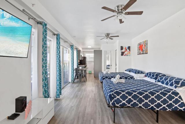 Balcony Beach View w/2 Queen beds, Ocean Dr Beach
