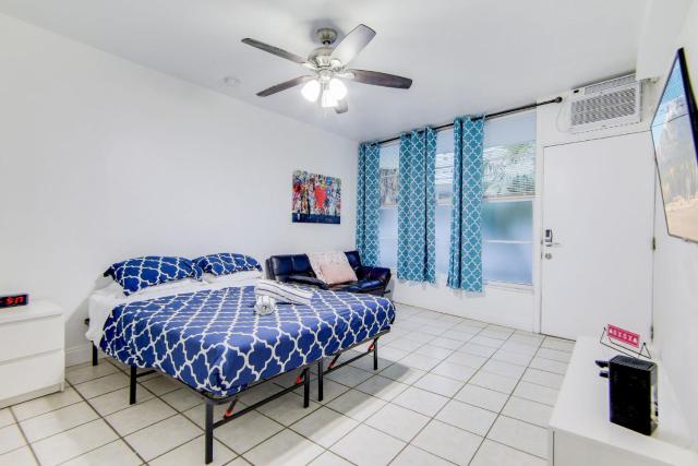 Steps 2 Beach, Prime Ocean Dr Condo w/2 Queen Beds
