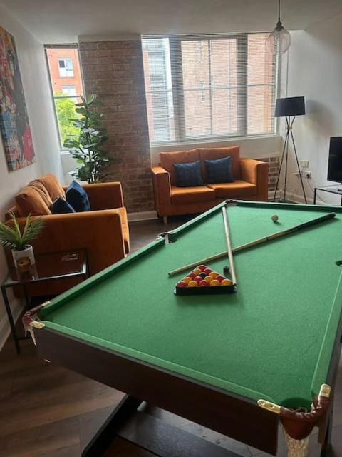 Spacious Leicester Apt with Free Parking, Sleeps 6
