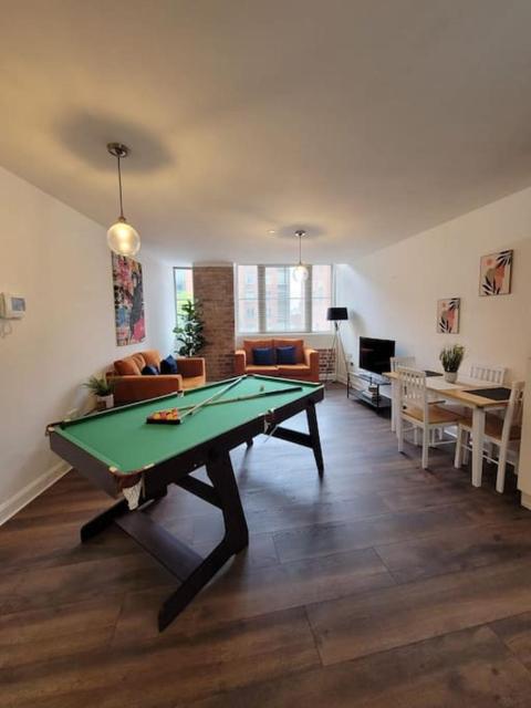 Spacious Leicester Apt with Free Parking, Sleeps 6