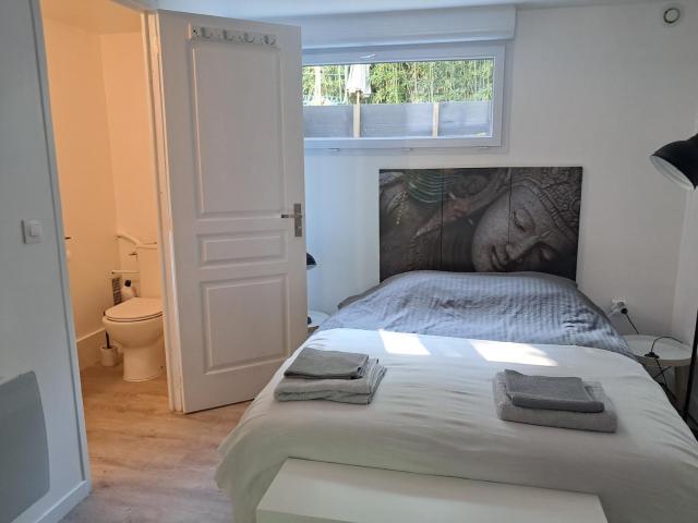 Grand Studio Indépendant à 30 minutes de Paris (RDC d'un pavillon) dans village bord de Seine