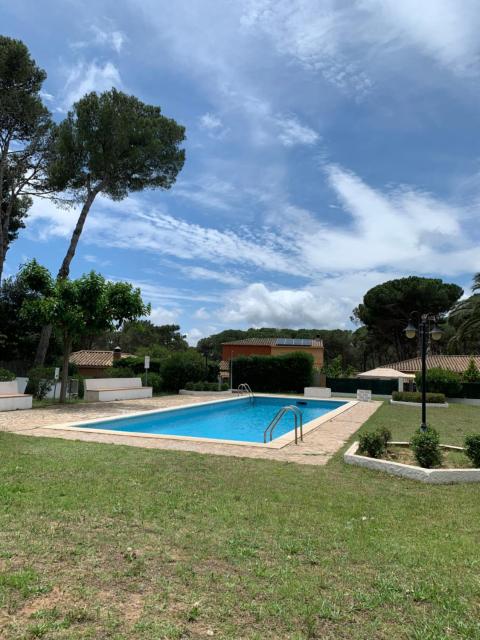 Casita rústica con jardín y piscina