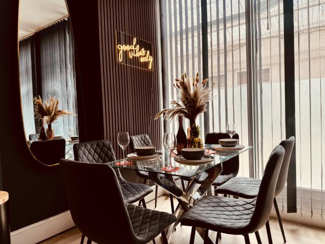 Next To Brighton Beach 3 Bedroom & 2 Bathroom Flat Sleep 12 Guests