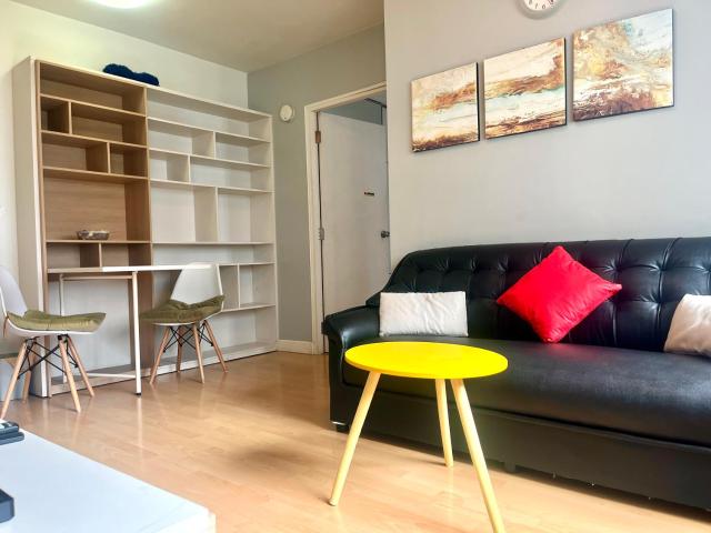 1BR Condo 5 Min to BTS 1000Mbps Fiber Wi-Fi great location