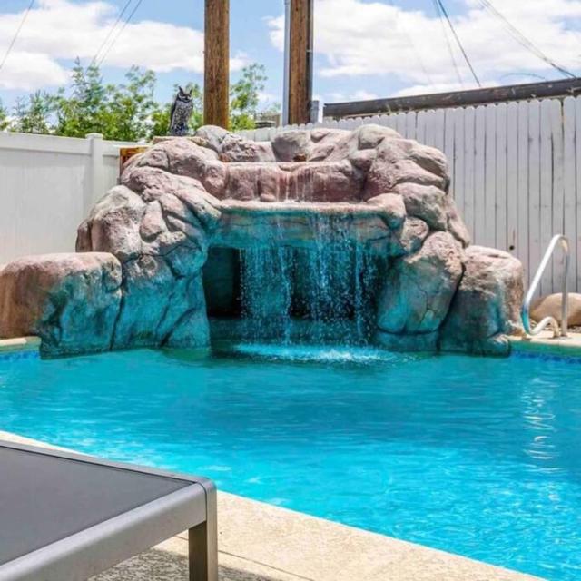 Walk to Old Town, FREE Heated Pool w Waterfall