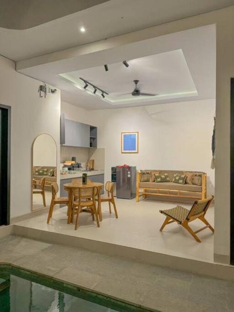 Stylish 2BR Villa with Private Pool & Fast WiFi in Canggu Center - Villa Kuku Canggu
