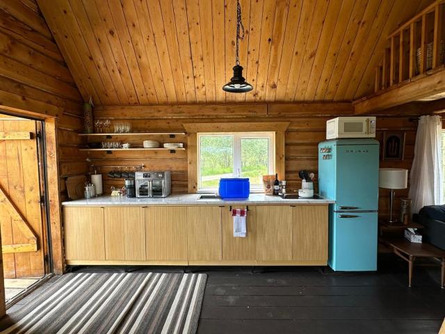 Dry Log Cabin with Mountain Views