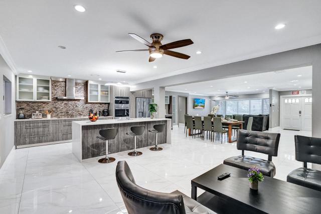 Spectacular 5BR & 5BA Villa in Hollywood Lakes