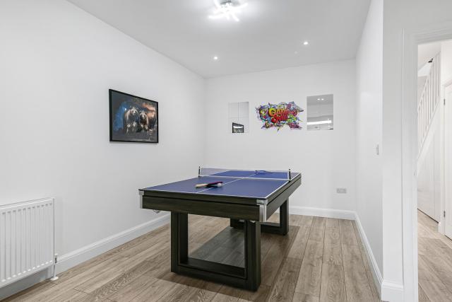 Spacious Detached House with 7 Beds Includes Ping Pong and Pool Table Sleeps 14 Free Parking