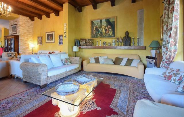 4 Bedroom Cozy Home In Lucera