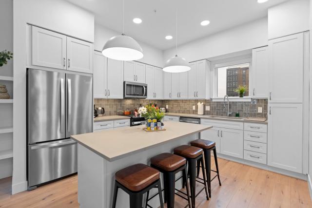 Downtown Lux Townhouse 3Bd 4Ba 2 King Bed, Garage
