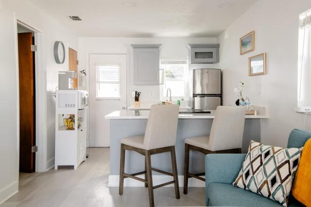 Charming 1-Bedroom Oasis in the Heart of Downtown