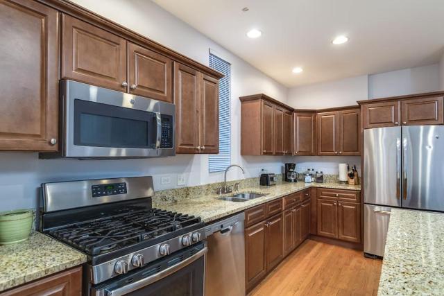 Lincoln Park Living - Suite 1