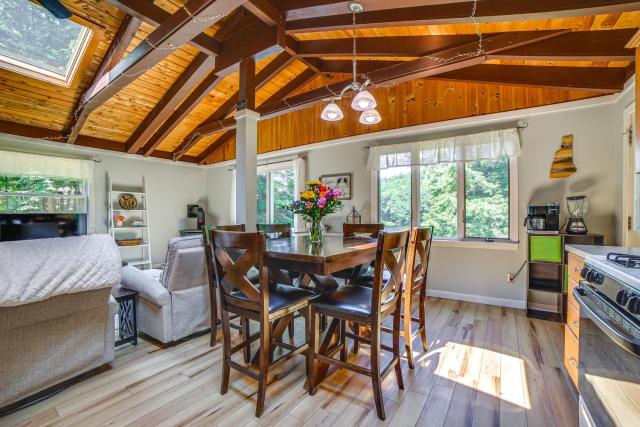 Breathtaking Newbury Cottage w/ Deck on Chalk Pond