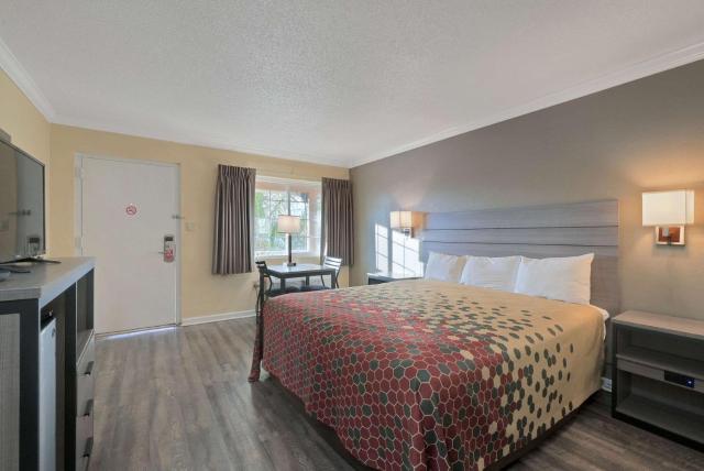 Econo Lodge Woodland near I-5