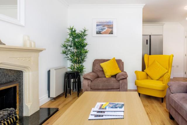 STYLISH & MODERN 6-Bed City Townhouse w/Parking