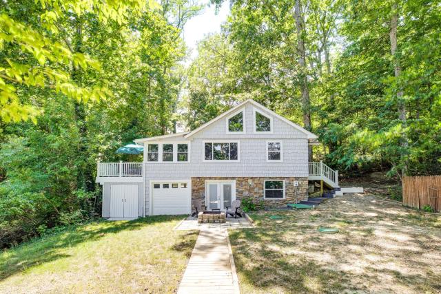 Lakefront Lusby Home w/ Fire Pit: 3 Mi to Beach!