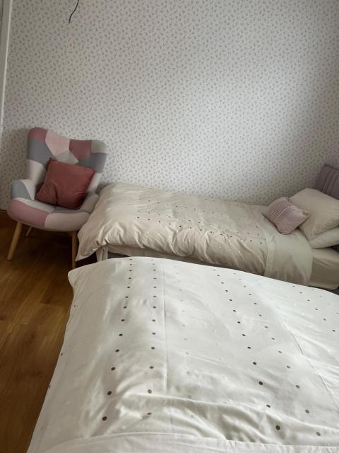 Triple Room with Private Bathroom at Caroline's Guest House, River Street, Clara