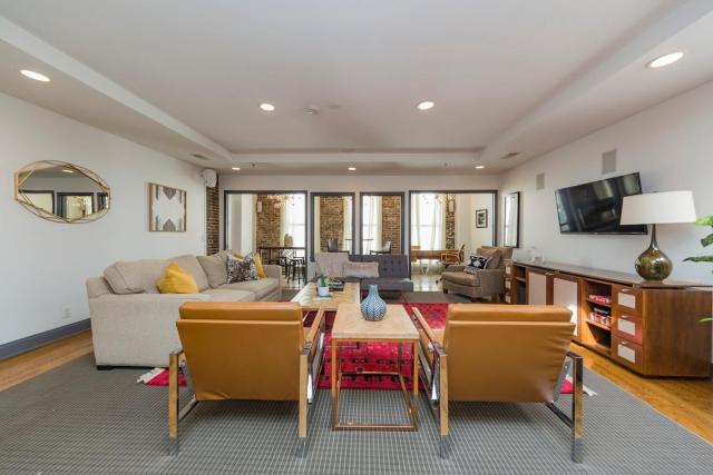 2 Chic Lofts right ON Broadway Strip Sleeps 10