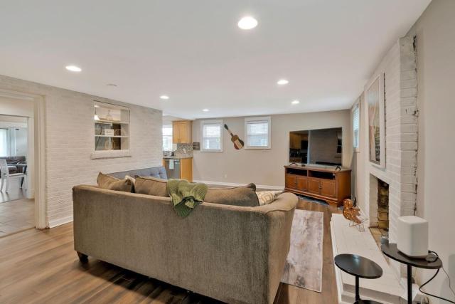 Spacious 3 bedroom home 3 miles to DT
