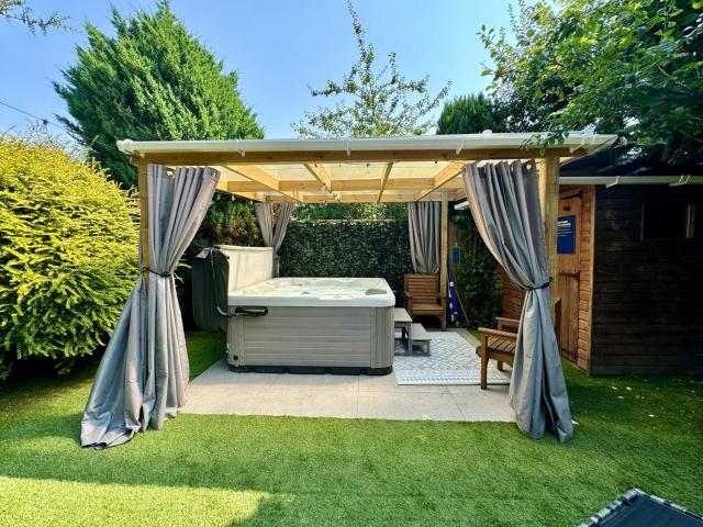 Private All-Weather Hot Tub House, Fire Pit, Free Parking, Near City Centre, Freeman Hospital, Great Transport Links