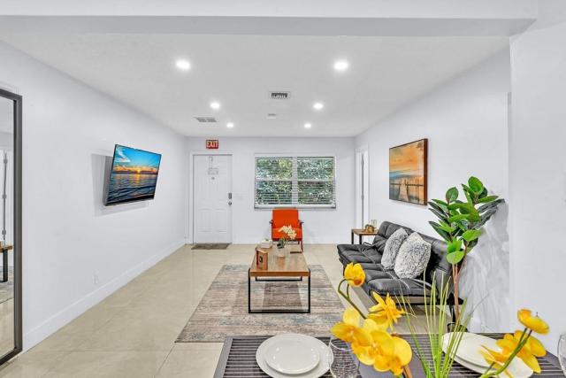 Hollywood 2 Bdrm New Furnished Beach Vacation LB2