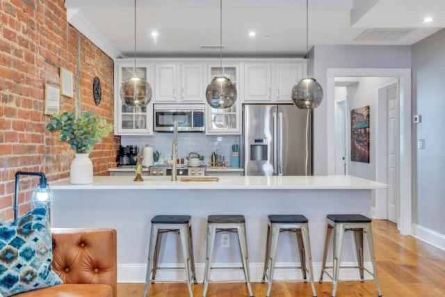 Downtown condo w skyline views & Bosch kitchen