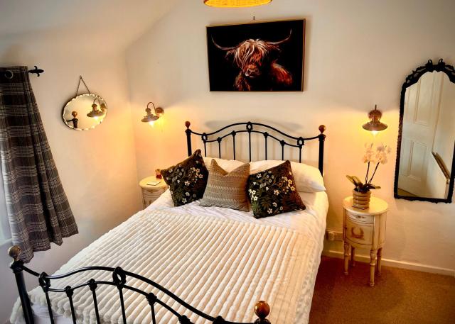 18th Century Cosy Cottage with Stunning Field Views