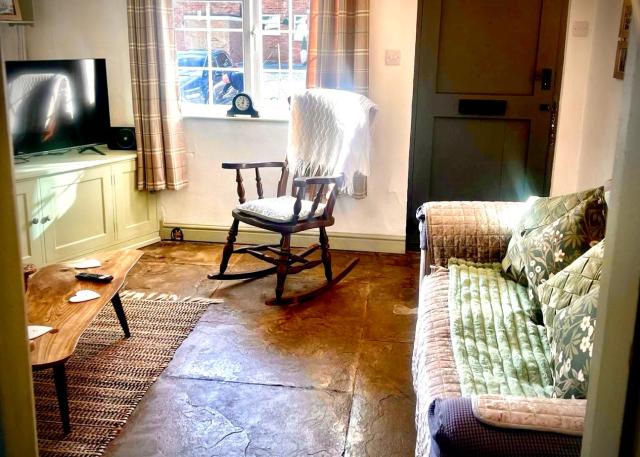 18th Century Cosy Cottage with Stunning Field Views