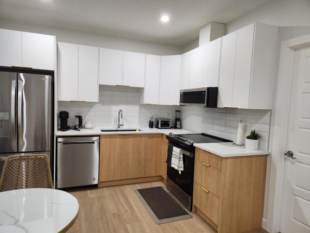 Brand New Deluxe 2 Bedroom Suite with AC & Den